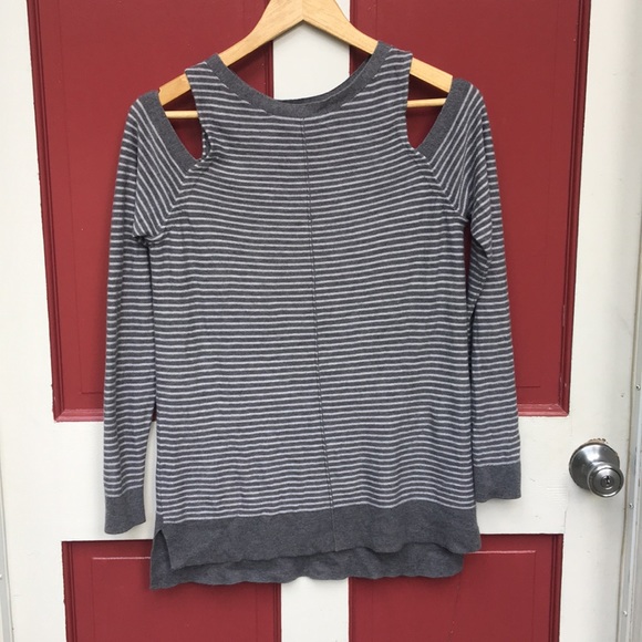 Trouve Sz Sm Cold Shoulder Long Sleeved Sweater - Picture 2 of 6